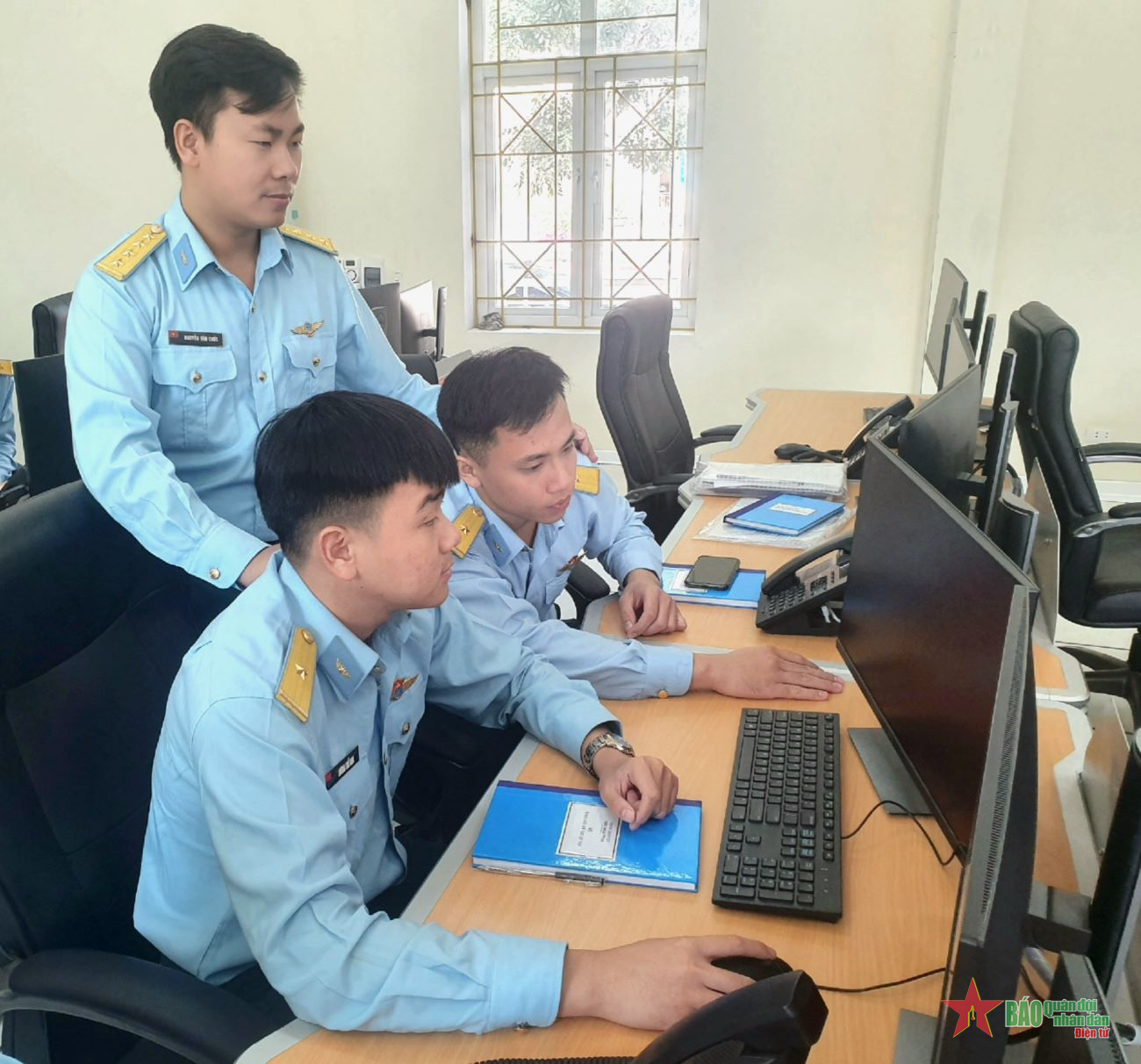 Đại úy Nguyễn Văn Chức - kỹ sư trẻ đa năng